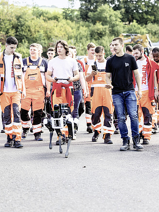 Foto groep leerlingen komt naar ons toe