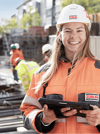 Foto van 4 collega's op de werf met helm aan 