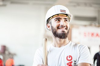 Foto Mann met Bart en Bauhelm