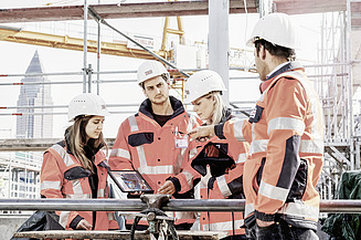 Foto Twee werknemers met bouwhelm