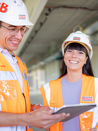 Foto van twee collega's op de werf