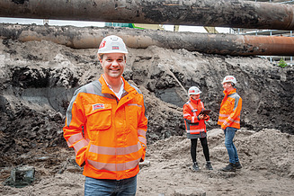 Foto van Design Manager Martijn op de bouwplaats met veiligheidsjas en helm